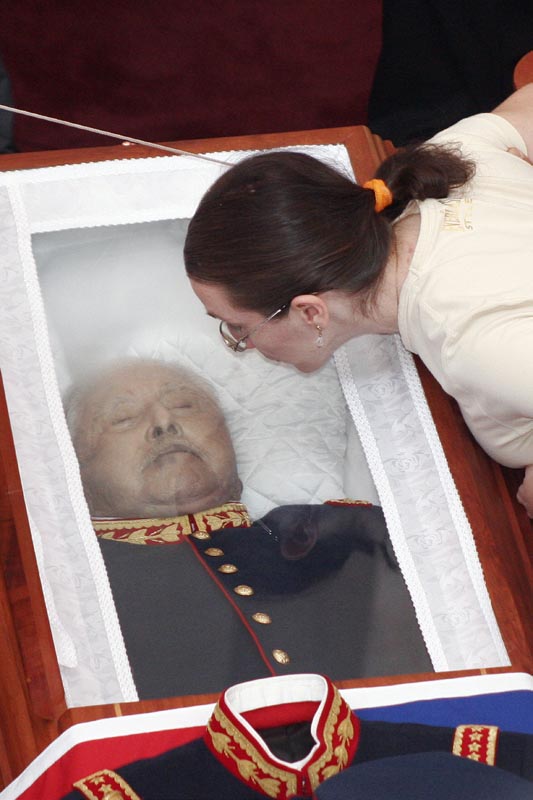 Pinochet_muerto.jpg