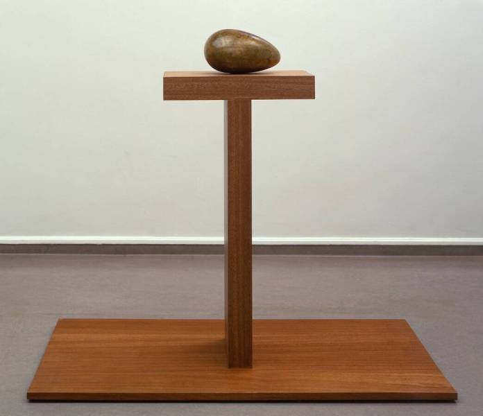 sokkel-voor-le-commencement-du-monde-van-constantin-brancusi-stanley-brouwn-71991-copyright-kroller-muller-museum.jpg