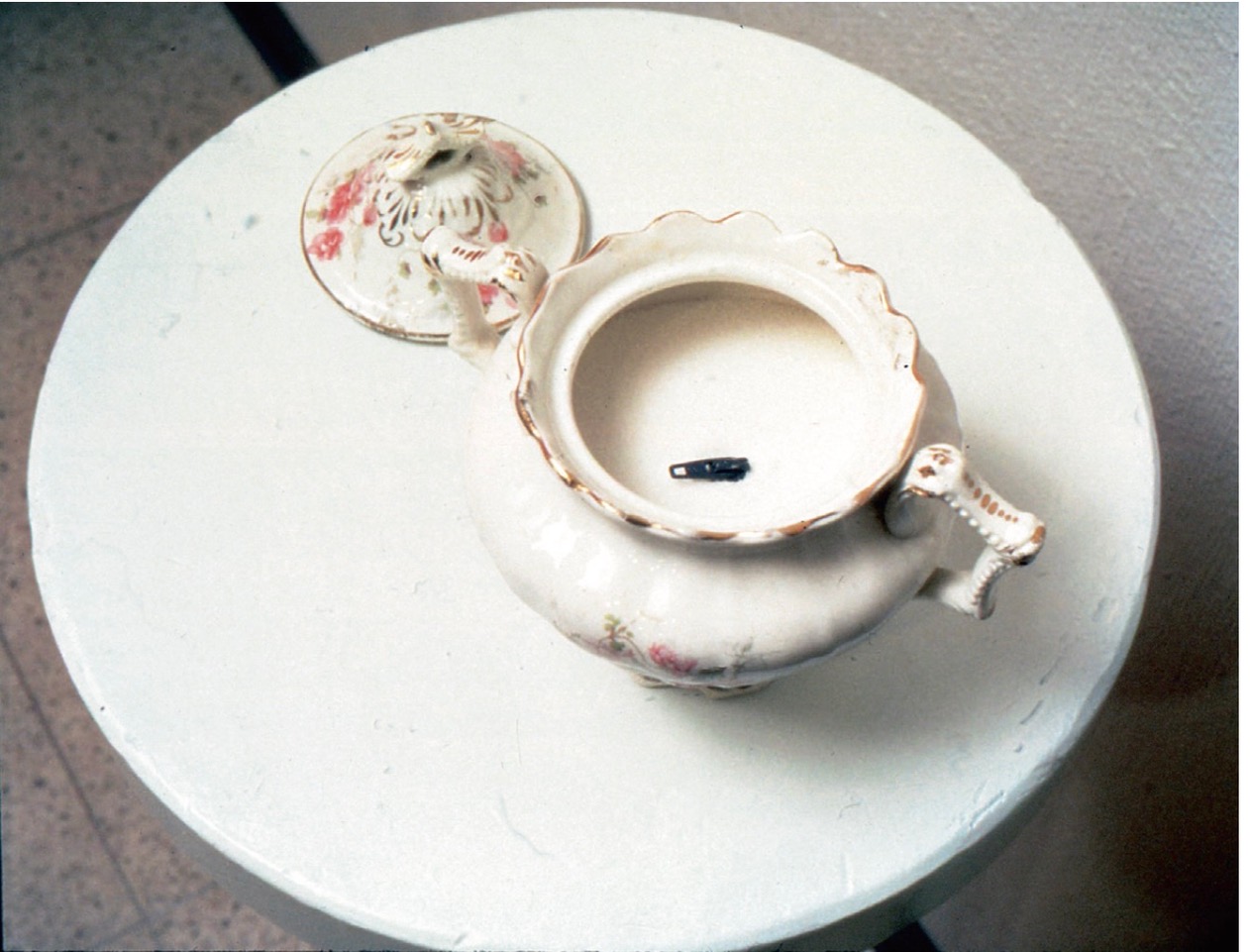 david-hammons-fly-in-sugar-bowl-1993-tilton-filipovic.jpeg