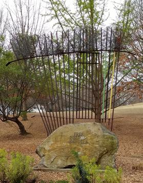 Free_Nelson_Mandela_sculpture_in_Atlanta.jpg