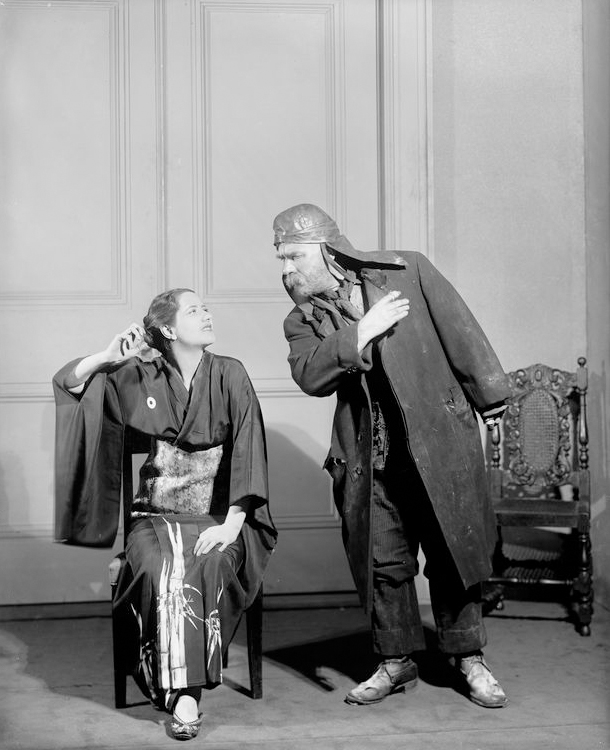 Pygmalion-Fontanne-Travers-1926.jpg
