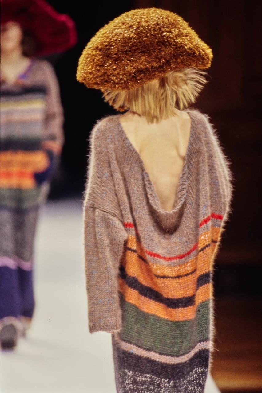 030-yohji-yamamoto-fall-1998-ready-to-wear-detail-CN10098611.jpg.jpeg