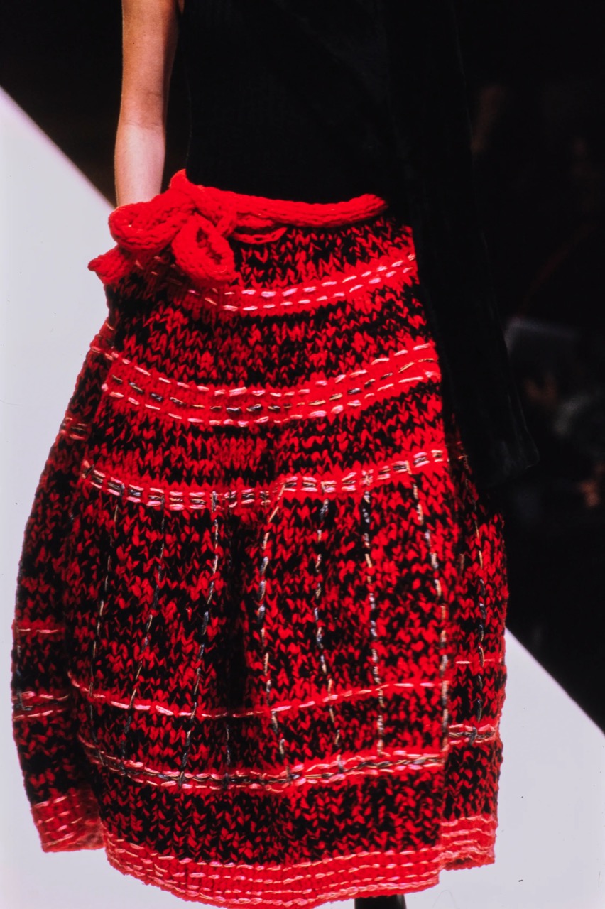052-yohji-yamamoto-fall-1998-ready-to-wear-detail-CN00119561.jpg.jpeg
