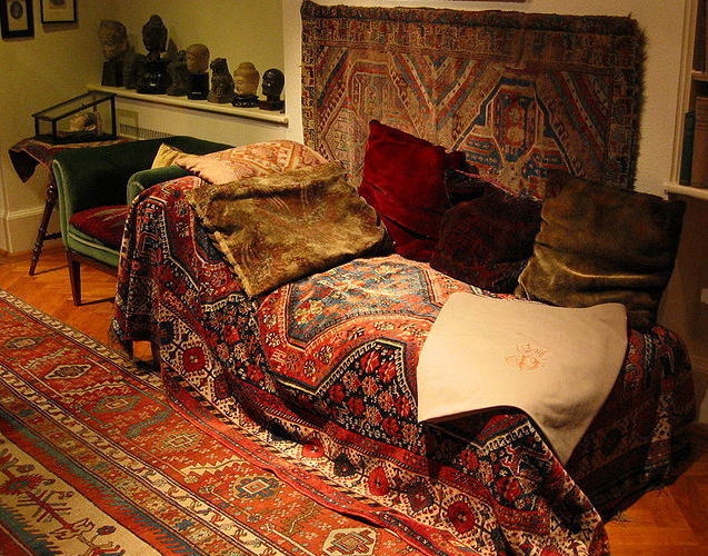 Freud%27s_couch,_London,_2004_%282%29.jpeg