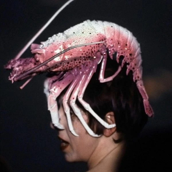 Isabella_Blow_600_hat_treacy_fashion_art_Vogue_Tatler_photography_article_kids_of_dada_grande.png