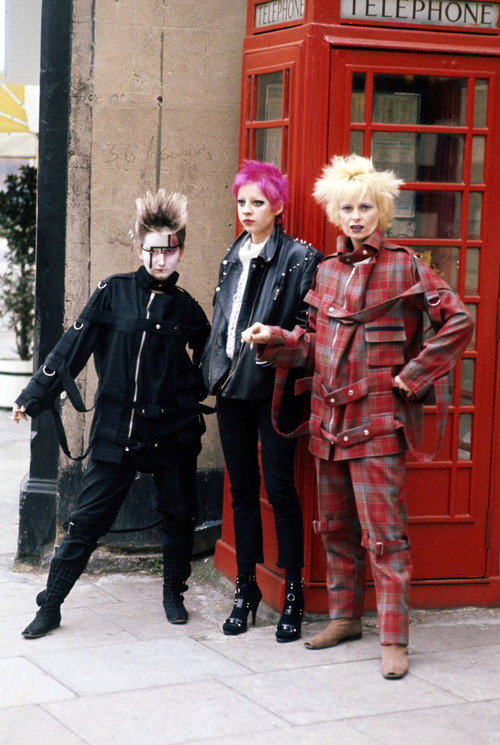 Vivienne-Westwood-and-Jordan-with-another-punk-girl1977.jpg