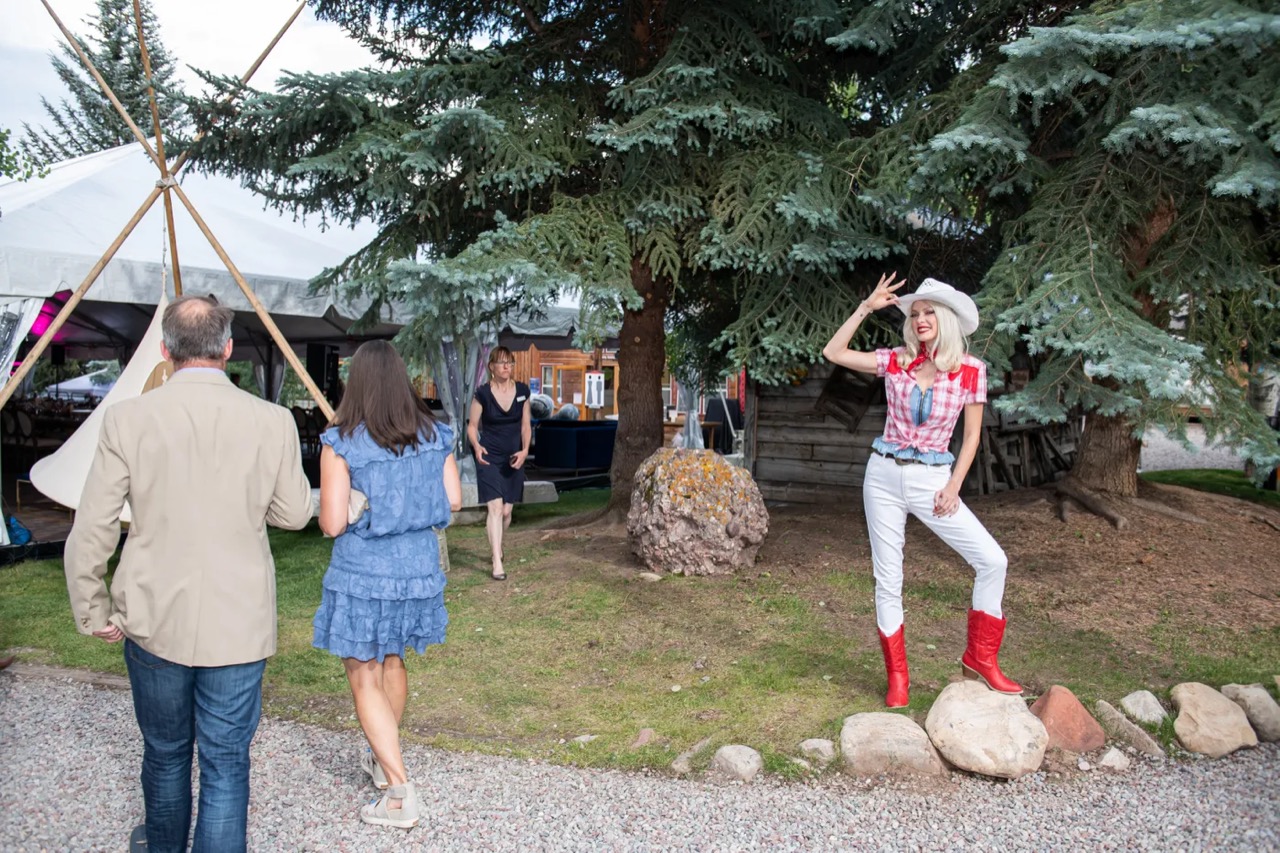 5152a7d2a76ddb2ab0bc4b4eca22713d06-2021RecDinner-Anna-Stonehouse-110.2x.rhorizontal.w700.jpg.jpeg