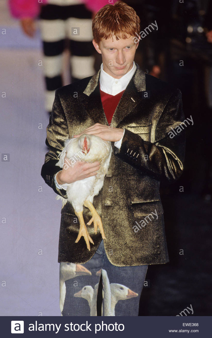 moschino-fashion-show-collection-automne-hiver-1996-1997-ewe368.jpeg