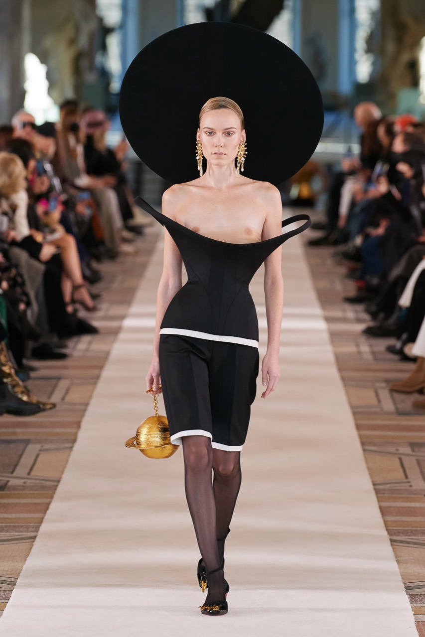 00017-Schiaparelli-Couture-Spring-22-credit-Gorunway.jpg.jpeg